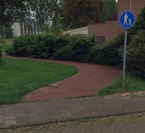 Het voetpad wat loopt langs de Hoofdweg van de Florence Nightingalestraat naar de van Heuven Goedhartlaan.